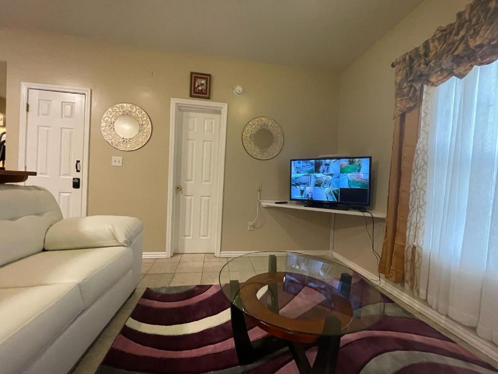 Cozy 3bdr 2bth 1st Floor Unit Apartment