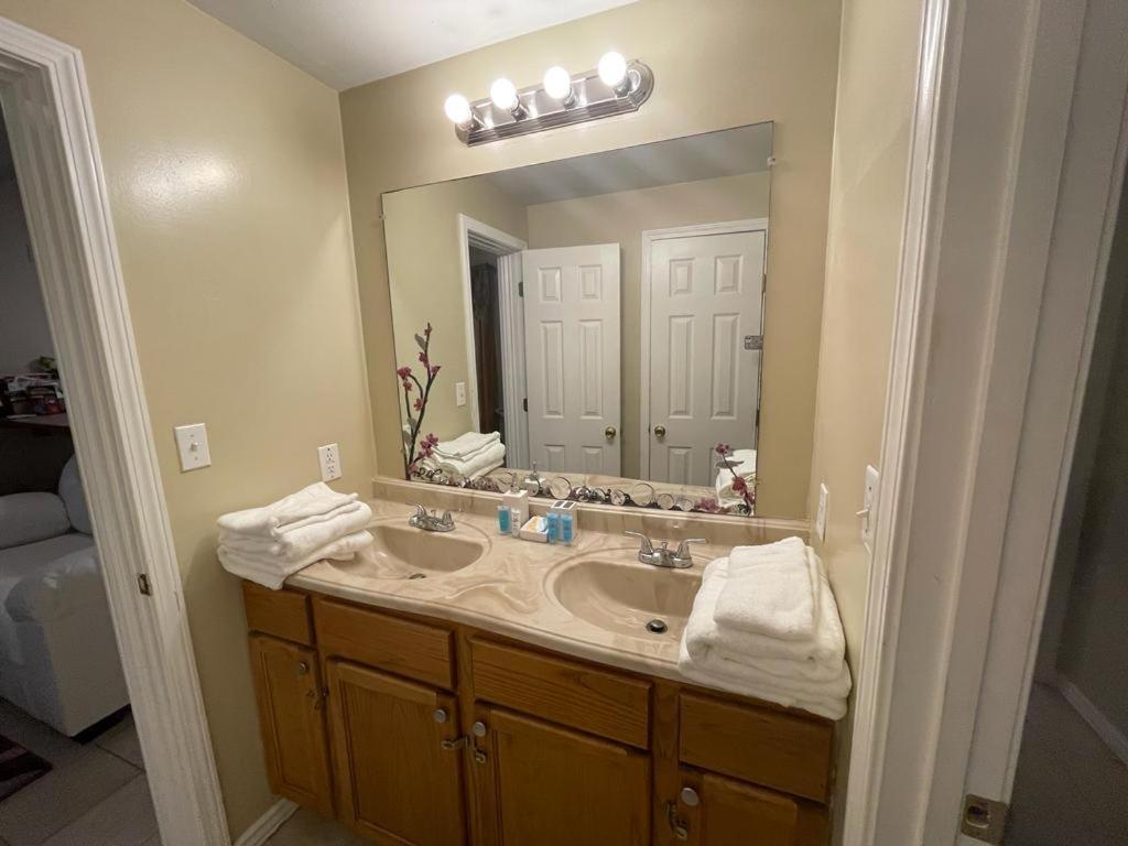 Apartment Cozy 3bdr 2bth 1st Floor Unit *